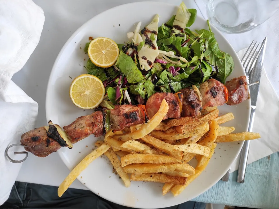 Souvlaki mit Pommes und Salat