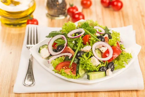 Salat mit Feta und Oliven