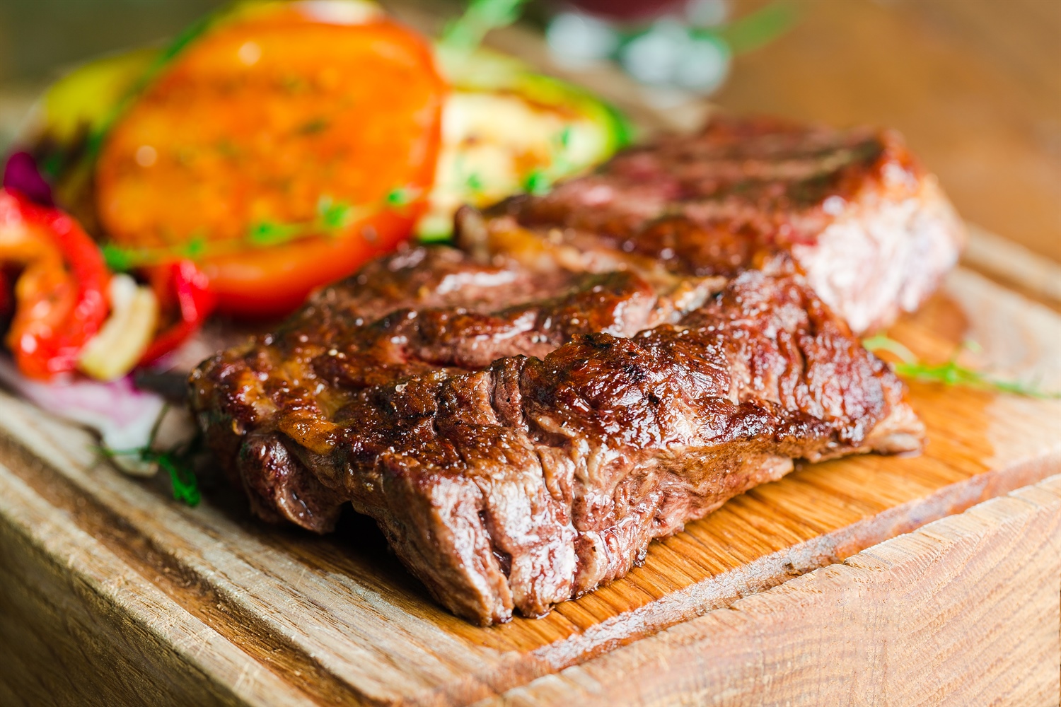Gegrilltes Fleisch mit Gemüse und Pommes